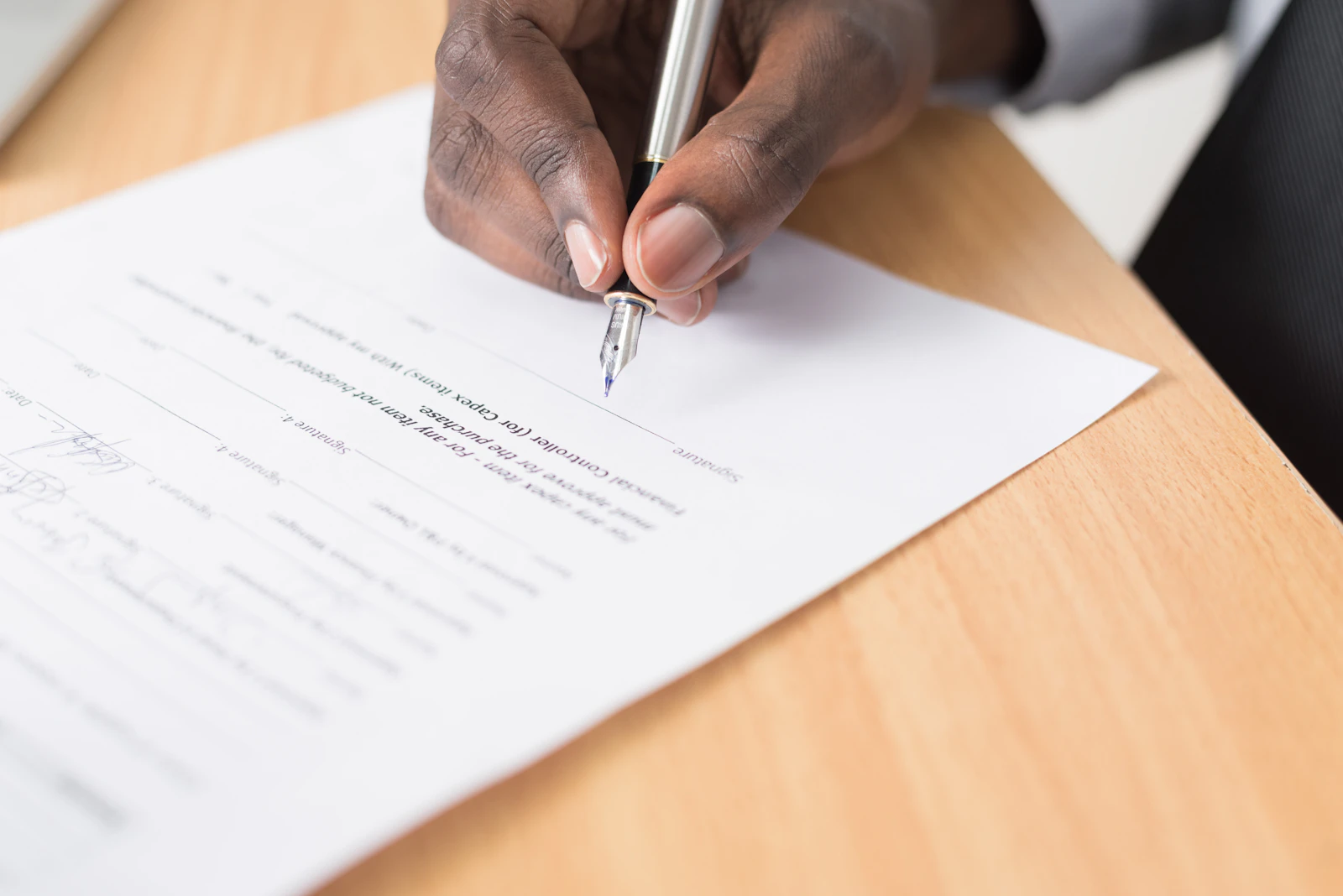 Consultant en approche directe passant un appel de prise de contact avec un candidat