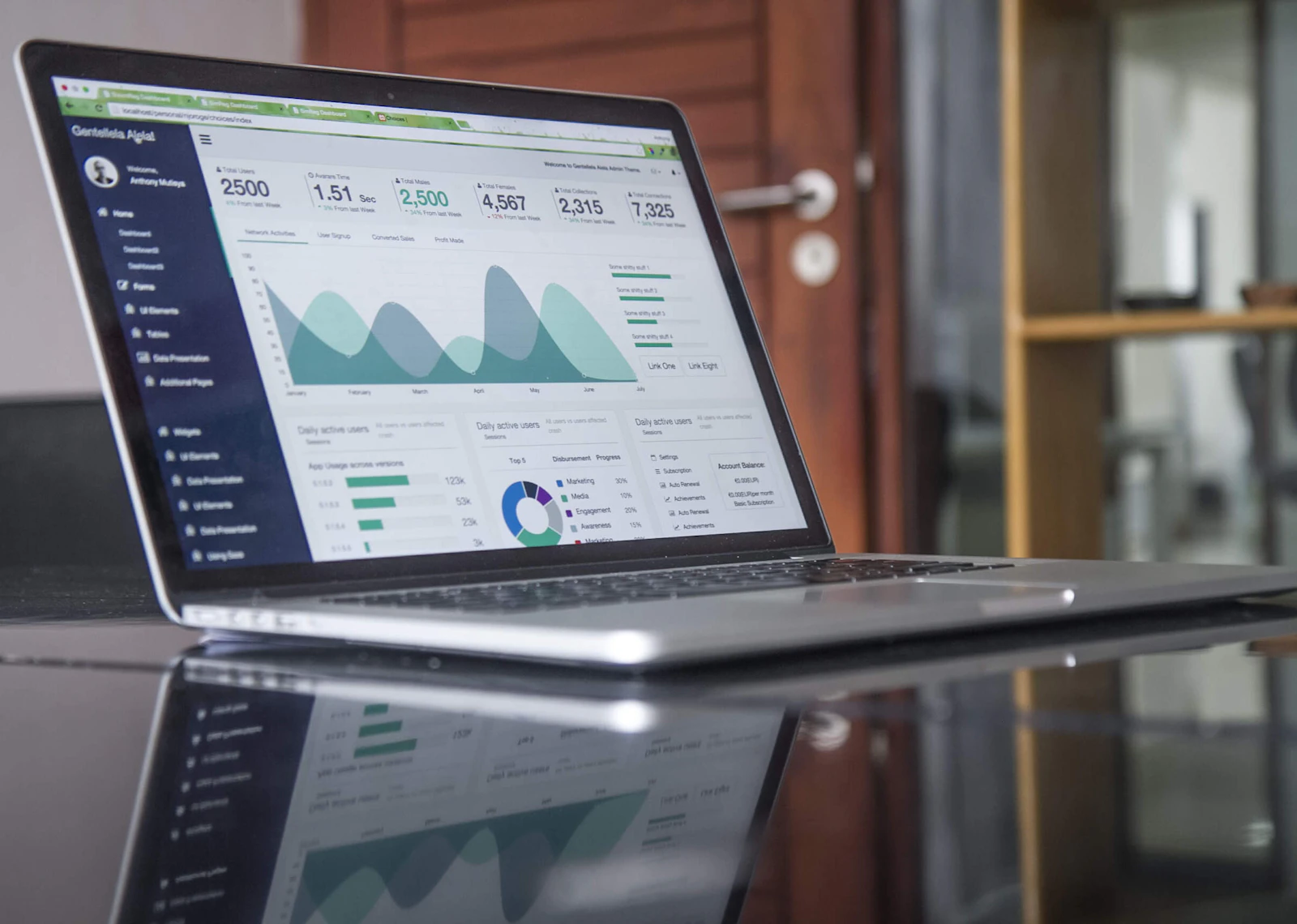 Directeur marketing présentant sa stratégie devant un comité de direction à Paris